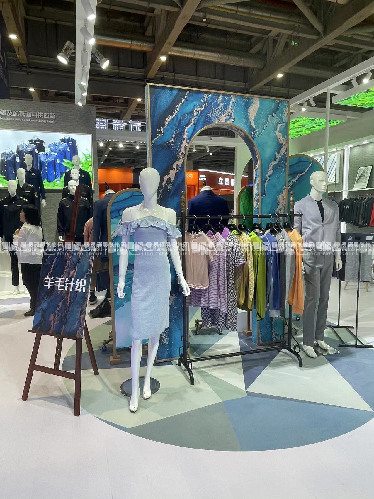 校服展展臺搭建案例-箭鹿集團